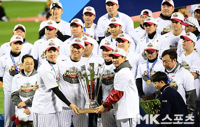 29년 만에 세 번째 통합우승을 달성한 염경엽 감독과 LG 선수단. 사진(잠실 서울)=김영구 기자
