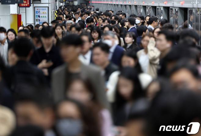 10일 오전 서울 시내 한 지하철역에서 긴 연휴를 보낸 직장인들이 출근을 하고 있다. 2023.10.10/사진=뉴스1