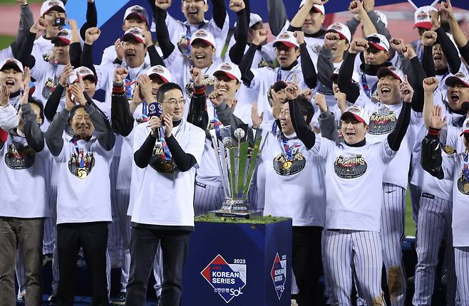 13일 서울 잠실야구장에서 열린 2023 KBO 한국시리즈 5차전 kt wiz와 LG 트윈스의 경기. kt에 6-2로 승리하며 29년 만에 한국시리즈 우승을 확정한 LG 선수들과 구광모 회장 등이 환호하고 있다. [연합]