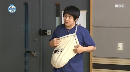기안84가 MBC 예능프로그램 '나혼자 산다'에서 명품 가방이 버리기 아깝다며 리폼해 메고 있는 모습[MBC 캡처]
