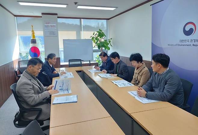 14일 김명기 횡성군수가 서울 한강홍수통제소를 방문해 환경부 관계자들에게 친환경 에너지 복합타운에 들어설 통합바이오가스시설 공모 신청과 관련한 진행 상황을 설명하고 추진 과정에서의 협조를 요청하고 있다. *재판매 및 DB 금지