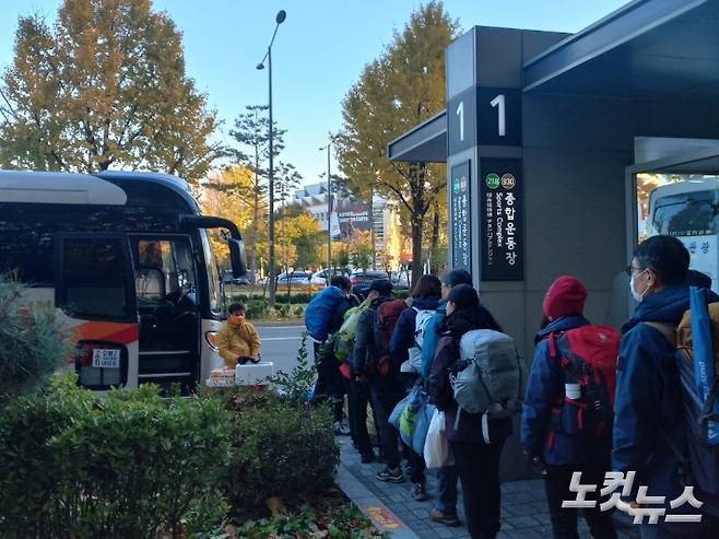 13일 오전 7시 30분 DMZ 대원들이 종합운동장 역에 모여있다. 박영규 인턴기자