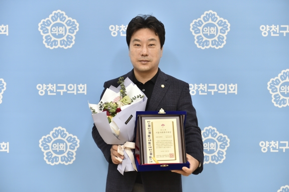 유영주 양천구의회 의원 - 유영주 양천구의회 의원이  ‘제14회 서울사회복지대상’을 수상하고 기념사진을 찍고 있다.