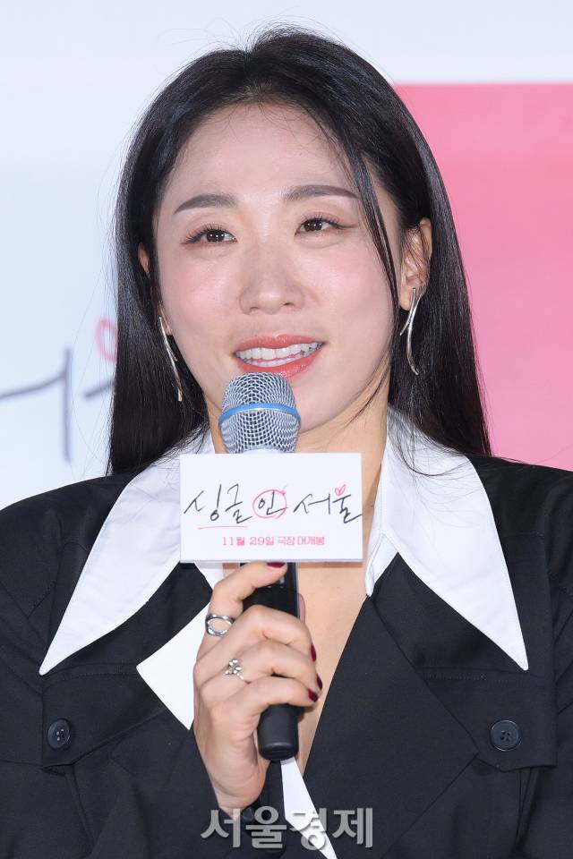 배우 이미도가 14일 오후 서울 광진구 롯데시네마 건대입구에서 진행된 영화 ‘싱글 인 서울’(감독 박범수) 언론배급시사회 및 기자간담회에서 소감을 말하고 있다. 김규빈 기자