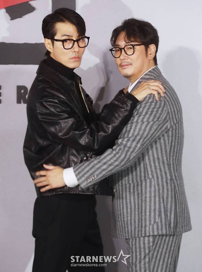 배우 차승원, 조진웅이 14일 오전 서울 CGV용산아이파크몰에서 진행된 넷플릭스 영화 '독전2'(감독 백종열) 제작발표회에 참석해 포즈를 취하고 있다.  용산역에서 벌인 지독한 혈투 이후, 여전히 이선생을 쫓는 원호(조진웅 분)와 사라진 락(오승훈 분), 다시 나타난 브라이언(차승원 분)과 사태 수습을 위해 중국에서 온 큰칼(한효주)의 독한 전쟁을 그린 범죄 액션 영화 '독전2'는 오는 17일 공개된다. /2023.11.14 /사진=이동훈