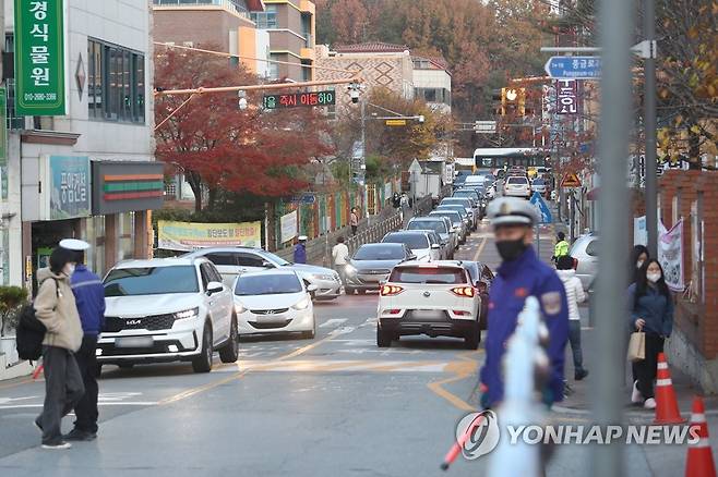 지난해 시험장에서 교통 정리하는 경찰관 모습 [연합뉴스 자료사진]