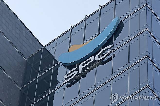 검찰, '파리바게뜨 노조 탈퇴 강요' SPC 회장 압수수색 서울중앙지검 공공수사3부(임삼빈 부장검사)는 10월 30일 SPC그룹 본사에 검사와 수사관을 보내 내부 회의 자료 등을 확보했다. 허영인 회장을 비롯한 임원 3명의 사무실과 사내 서버 등이 압수수색 대상에 포함된 것으로 전해졌다. [연합뉴스 자료사진]