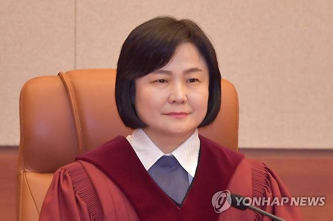 이은애 헌법재판관 (서울=연합뉴스) 홍해인 기자 = 2019년 4월11일 오후 서울 종로구 재동 헌법재판소 대심판정에서 열린 낙태죄와 동의낙태죄를 규정한 형법 269조와 270조에 대한 헌법소원 사건 선고에서 이은애 재판관이 자리에 앉아 있는 모습 [연합뉴스 자료사진]