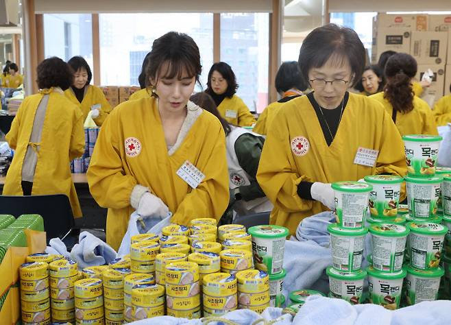 15일 서울 중구 대한적십자사 서울사무소에서 열린 연말 이웃 돕기 적십자 ‘2023 사랑의 선물’ 제작 행사에서 한동훈 법무부 장관의 부인 진은정 변호사 등 국무위원 부인들이 선물을 포장하고 있다. (사진=연합뉴스)