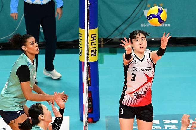 토스하는 정관장 염혜선(우측), KOVO