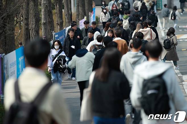 서울시내 한 대학교에서 학생들이 이동하고 있다. 2023.3.20/뉴스1 ⓒ News1 안은나 기자