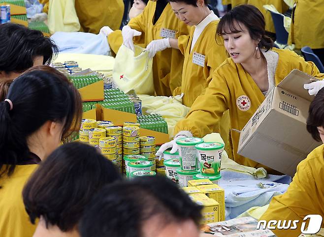 한동훈 법무부 장관의 부인 진은정 씨가 15일 오전 서울 중구 소파로 대한적십자사 서울사무소 앙리뒤낭홀에서 2023 사랑의 선물을 제작하고 있다. 2023.11.15/뉴스1 ⓒ News1 박정호 기자