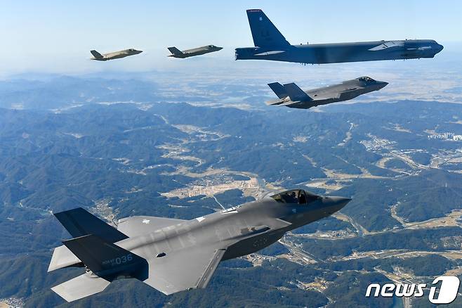 지난달 17일 미국 공군 B-52H 전략폭격기와 우리 공군 F-35A 전투기들이 한반도 상공에서 연합공중훈련을 하고 있다.  (공군 제공) 2023.10.17/뉴스1