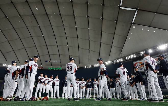 아시아프로야구챔피언십(APBC) 2023 한국 야구대표팀 류중일 감독이 15일 도쿄돔에서 열린 공식 훈련에 앞서 선수들과 미팅을 진행하고 있다. 대표팀은 16일 낮 12시 호주와 예선 1차전을 갖는다. 2023.11.15. 사진 | 도쿄=연합뉴스