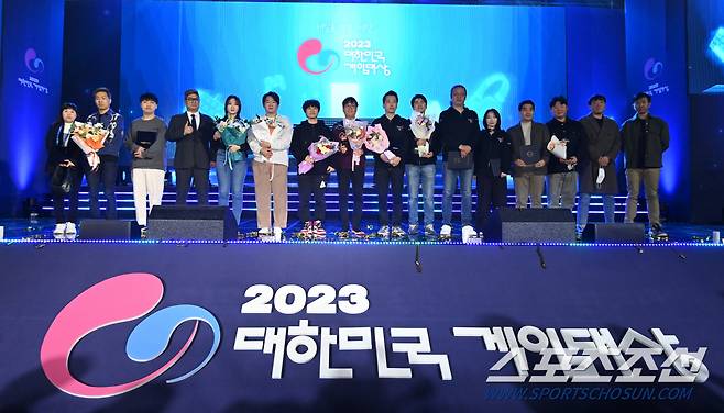 2023 대한민국 게임대상이 15일 부산 벡스코 컨벤션홀에서 열렸다. 수상자들이 함께 포즈를 취하고 있다. 부산=허상욱 기자wook@sportschosun.com/2023.11.15/