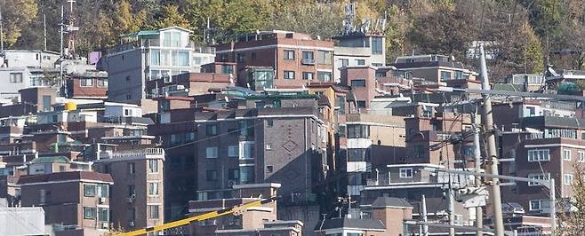 작년 하반기부터 이어진 전세 사기 여파로 빌라 거래가 급감하고 공급도 끊기면서 서민 주거 사다리로 통하던 빌라 시장이 붕괴 위기에 처하고 있다. 사진은 서울 시내 한 빌라 밀집 지역의 모습. /이태경 기자