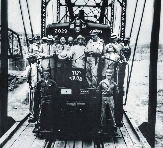 한강철교 개통 시승식 참석한 이승만 - 1952년 7월 22일 한강철교를 개통한 후 기차에 시승해 한강을 건너는 이승만(앞줄 가운데). 한강철교는 6·25 전쟁 직후 폭파됐다가 복구됐다. 이승만은 대한민국 정부 수립 직후 경제 발전을 위해 '산업부흥 5개년 계획'을 세웠지만 6·25 전쟁으로 무산됐다. 그는 전후에도 경제개발 계획을 만들어 산업화 정책을 밀고 나가 비료 공장, 시멘트 공장 등 기반 시설들을 건설했다. /'사진과 함께 읽는 대통령 이승만'(기파랑)