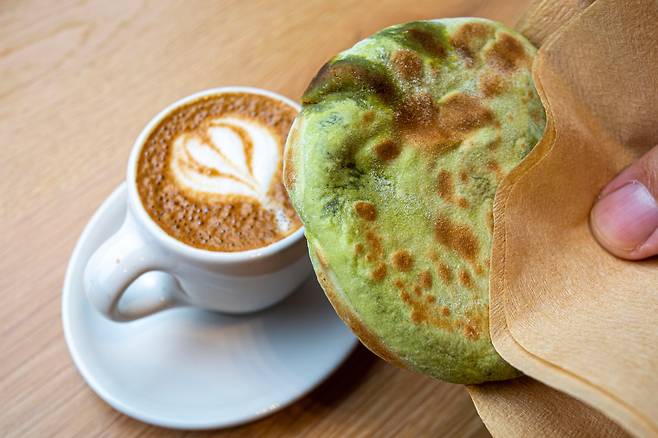 '블루보틀' 제주점에서만 파는 '제주녹차 땅콩 호떡'./이신영 영상미디어 기자