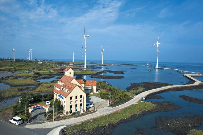 한국남부발전이 2004년부터 운영 중인 제주도 한경풍력발전단지 전경. 남부발전은 이곳에서 1.5MW 풍력발전기 4기를 설치해 전기를 만들고 있다./한국남부발전