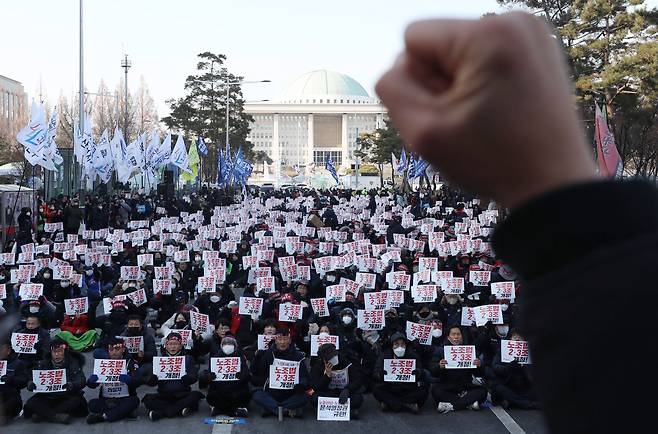 전국민주노동조합총연맹 조합원들이 지난해 12월 28일 서울 영등포구 국회의사당 앞에서 열린 노조법 2.3조 개정 촉구 결의대회에서 구호를 외치고 있다. 기사 내용과는 무관함. /뉴시스