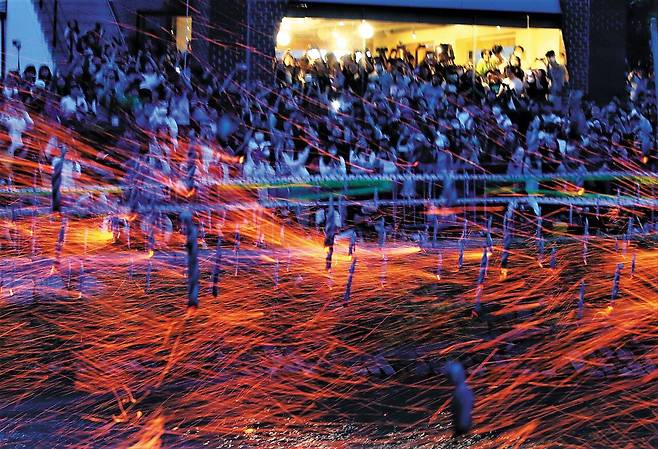 숯과 한지를 태워 불꽃을 일으키는 ‘함안 낙화놀이’가 지난 27일 함안군 무진정 일원에서 펼쳐지고 있다. /김동환 기자