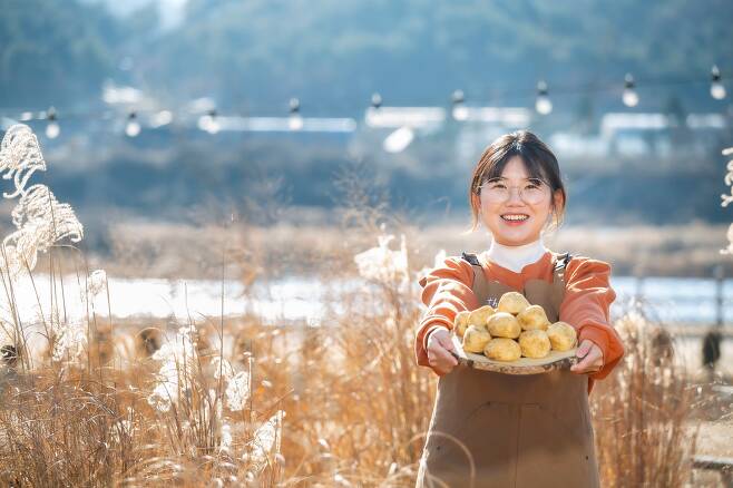 이미소 농업회사법인 ‘밭’ 대표가 강원도 춘천 신북읍에 있는 ‘감자밭’ 카페에서 감자빵을 들어 보이고 있다./김종연 영상미디어 기자