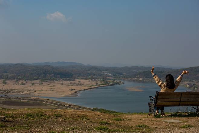 탁 트인 임진강이 파노라마처럼 펼쳐지는 장산전망대. 강 너머에도 내려앉은 봄을 육안으로 볼 수 있다. /이한솔 영상미디어 기자