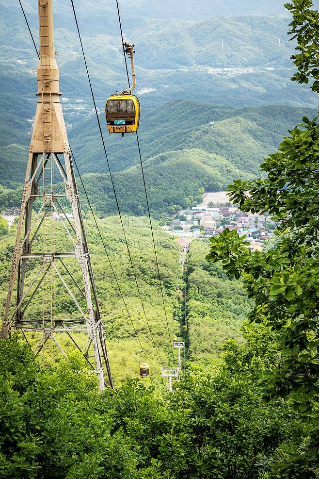 '신림봉'까지 편히 오갈 수 있는 '팔공산케이블카'. 탑승한지 8분 만에 해발 800여 m의 신림봉 부근에 닿는다. / 장은주 영상미디어 객원기자