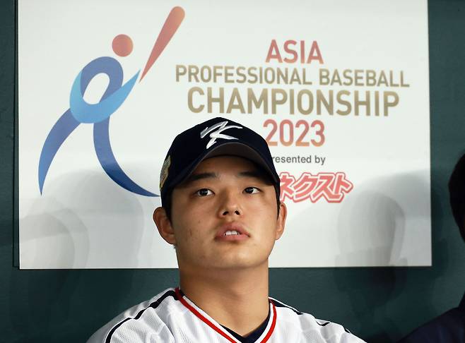 아시안프로야구챔피언십(APBC) 한국 야구대표팀 문동주가 15일 도쿄돔에서 잠시 생각에 잠겨있다. 대표팀은 16일 낮 12시 호주와 예선 1차전을 갖는다./연합뉴스