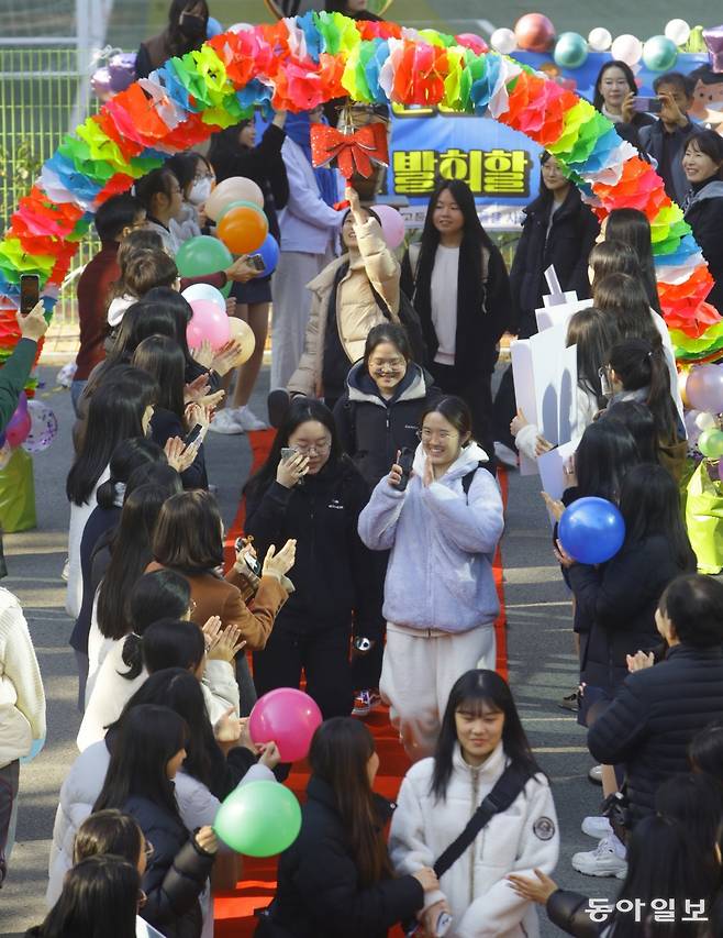 광주 남구 설월여고에서 수험표를 받은 고3 수험생들이 수능 합격기원 종을 치며 재학생과 선생님의 응원을 받으며 교정을 나서고 있습니다. 박영철 기자 skyblue@donga.com