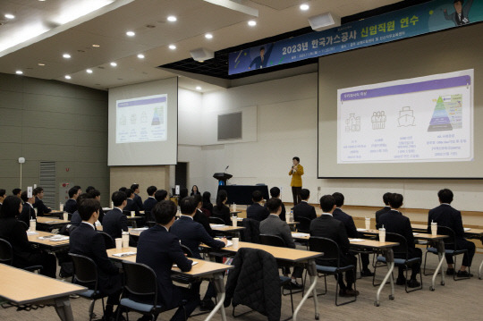 최연혜 한국가스공사 사장이 14일 경주 교원드림센터에서 올해 입사하는 신입사원 45명을 대상으로 'CEO 특강'을 개최했다. <한국가스공사>