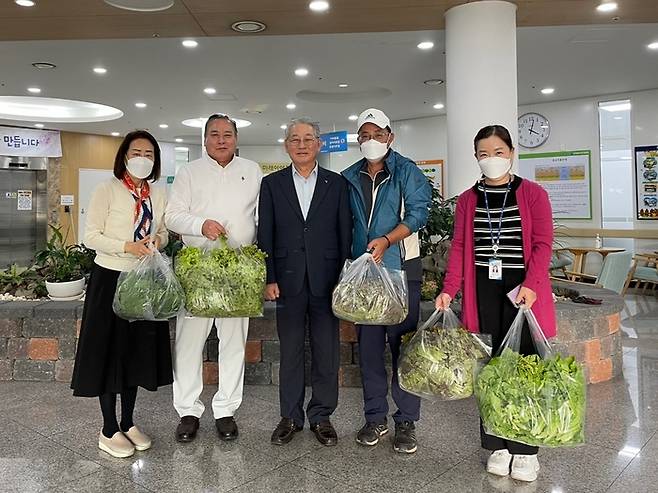 수도권매립지관리공사가 드림파크 양묘온실에서 발전소 폐열을 회수해 키운 친환경 채소를 인근 사회복지시설에 기부하고 있다.