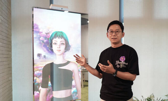 지난해 7월 배경훈 엘지 에이아이연구원장이 인공지능 아티스트 ‘틸다'를 소개하는 모습. 엘지 제공