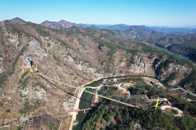 출렁다리와 잔도, 전망대와 울렁다리로 이어지는 소금산은 거대한 놀이공원이나 마찬가지다.