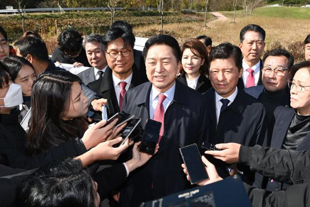 김기현 국민의힘 대표가 14일 경북 구미시 상모동 박정희 전 대통령 생가에서 열린 '박정희 대통령 탄신 106돌 기념식'을 마친 뒤 기자들의 질문에 답하고 있다. 구미=뉴시스