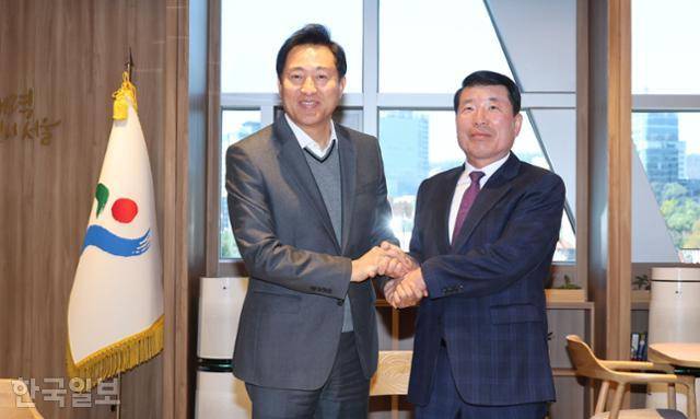 오세훈(왼쪽) 서울시장과 백경현 구리시장이 13일 서울시청에서 구리시의 서울시 편입 방안 등에 대해 논의하기에 앞서 악수하고 있다. 최주연 기자