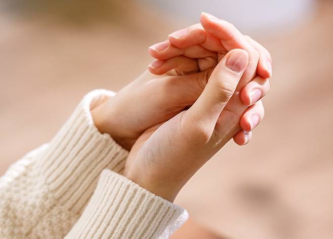 수족냉증은 출산이나 폐경 등 호르몬 변화, 스트레스와 같은 정신적 긴장이 원인이 되기도 해 여성에게 더 흔히 발생한다./사진=클립아트코리아