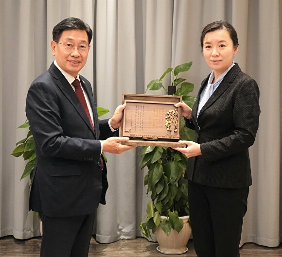 지난 14일 전진선 군수와 중국 장홍위 당서기가 환담을 마치고 기념 촬영을 하고 있다.  [사진=양평군]