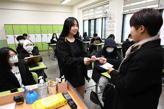 15일 오전 서울 영등포구 영신고등학교에서 3학년 학생들이 수험표를 배부 받고 있다. 사진공동취재단