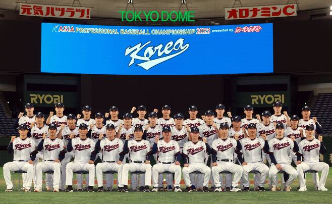 아시안프로야구챔피언십(APBC) 한국 야구대표팀 코치진과 선수들이 15일 도쿄돔에서 공식 훈련에 앞서 기념촬영을 하고 있다. 연합뉴스