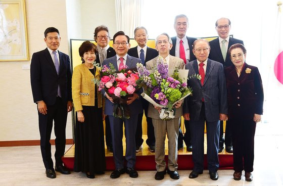 15일 서울 성북구 주한 일본대사관저에서 김기병 롯데관광개발 회장(가운데 왼쪽)과 아이보시 고이치 주한 일본대사(가운데 오른쪽)를 비롯한 관계자들이 기념 촬영을 하고 있다. 사진 롯데관광개발