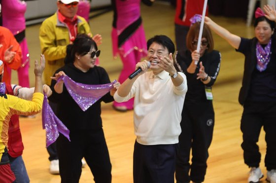 장제원 국민의힘 의원이 지난 11일 부산 외곽조직인 산악회 행사에 참석한 모습. 장제원 페이스북 캡처