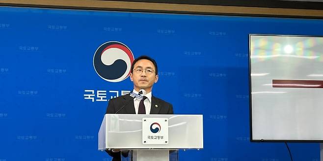 김오진 국토부 제1차관이 15일 정부세종청사에서 구리 토평2 지구 등 5개 신규 택지를 발표하고 있다.     서기열 기자