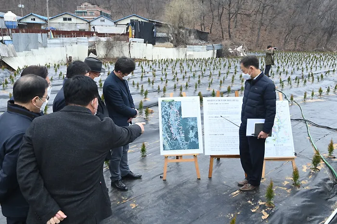 국회 국토교통위원회 소속 국민의힘 의원들이 4일 오전 한국토지주택공사(LH) 전·현직 직원 투기 의혹과 관련, 경기 시흥시 과림동 현장을 살펴보고 있다. 국회사진기자단