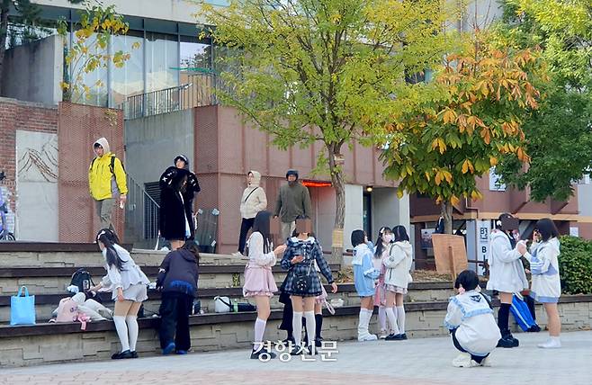 지난 11일 오후 서울 마포구 홍대입구역 부근 경의선 책거리에 ‘지뢰계’ 문화를 향유하는 10대 청소년들이 모여있다. 이예슬 기자