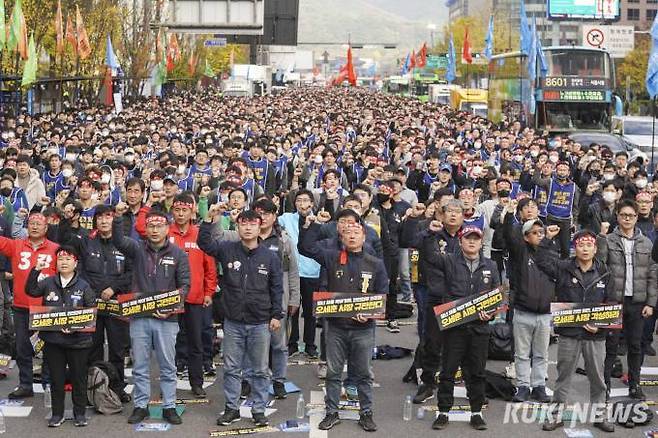 서울교통공사노동조합 조합원들이 9일 오전 서울 중구 시청역 인근에서 총파업 출정식을 가졌다. 사진=임형택 기자