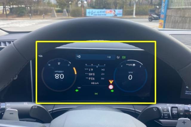 현대자동차가 최근 새로 출시한 싼타페 풀체인지(싼타페 MX5) 모델에서 계기판 뒤집힘 현상이 발생했다는 글이 동호회 카페에 올라왔다. 네이버 카페 캡처