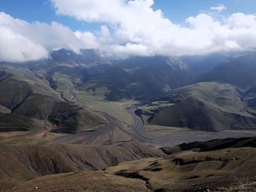 대 코카서스 산맥의 유려한 풍경