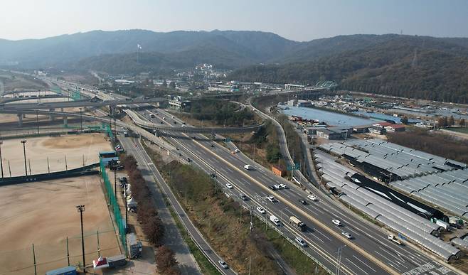 경기도 구리시와 오산시, 용인시 등 3개 지구에 총 6만5000가구의 신규 택지가 조성된
다. 청주시 서원구와 제주시 화북동 일대 2개 지구도 신규 택지로 선정돼 총 1만4500가구가 공급된다.

15일 국토교통부는 구리토평2(1만8500가구), 오산세교3(3만1000가구), 용인이동(1만6000가구), 청주 분평(9000가구), 제주화북2(5500가구) 등 총 5개 지구를 신규 택지로 선정하고 일대에 총 8만가구를 공급한다고 밝혔다.사진은  구리토평일대 2023.11.15[이충우기자]