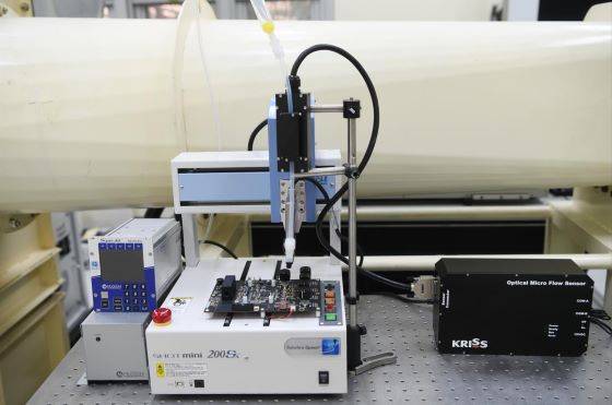 에폭시 디스펜서에 연결한 비접촉식 유량측정센서/사진=표준연